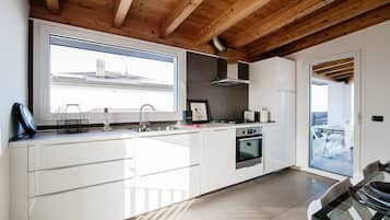 City Apartment | Private kitchen | Oven, stovetop, dishwasher, cookware/dishes/utensils