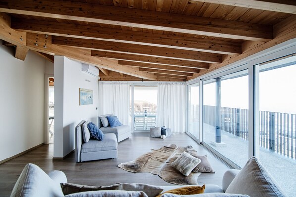 City Apartment | Living area | Flat-screen TV - MyHomeInComo - White Attic (Lipomo)