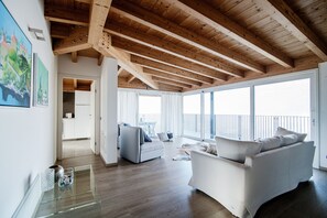 City Apartment | Living area | Flat-screen TV - MyHomeInComo - White Attic (Lipomo)