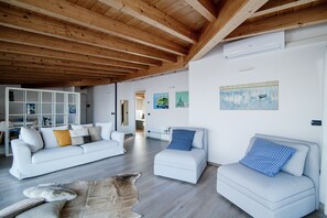 City Apartment | Living area | Flat-screen TV - MyHomeInComo - White Attic (Lipomo)