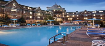 Large Two Bedroom resort steps from Long Wharf, Downtown Newport