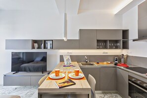 Réfrigérateur, four, cafetiÚre/bouilloire