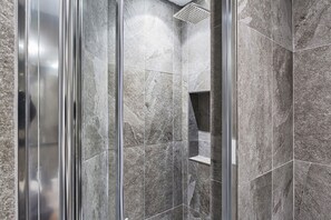 Dusche, Haartrockner, Bidet, Handtücher