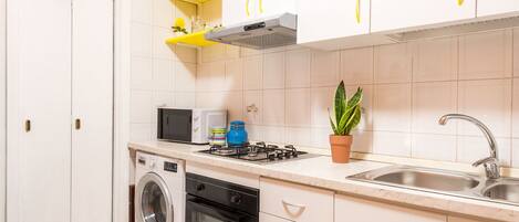 冷蔵庫、電子レンジ、コーヒー / ティーメーカー、電気ポット