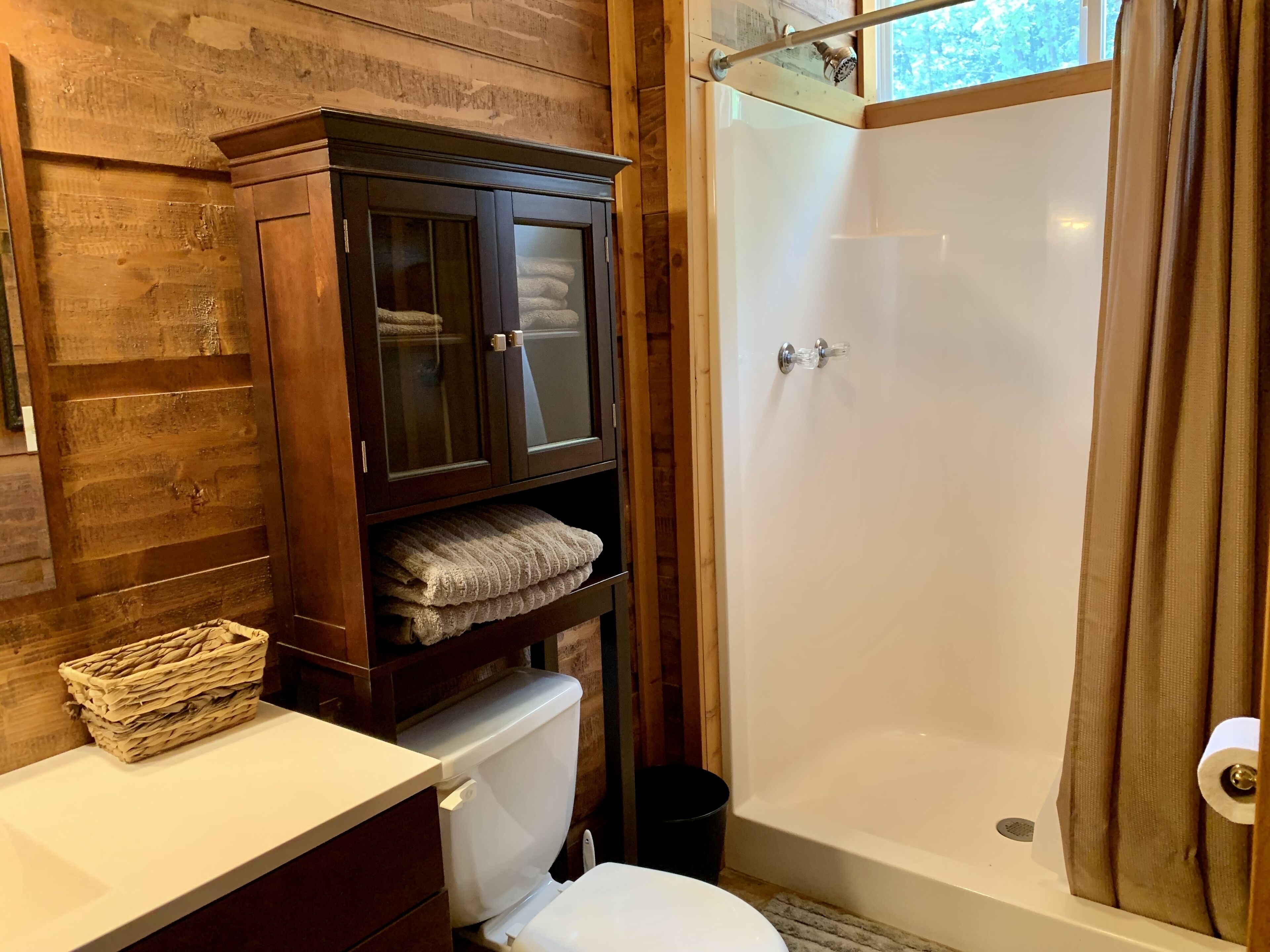 Chuveiro, toalhas de banho