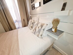 スタンダード ダブルルーム | 客室ごとに異なる装飾、客室ごとに異なるインテリア、デスク、防音設備