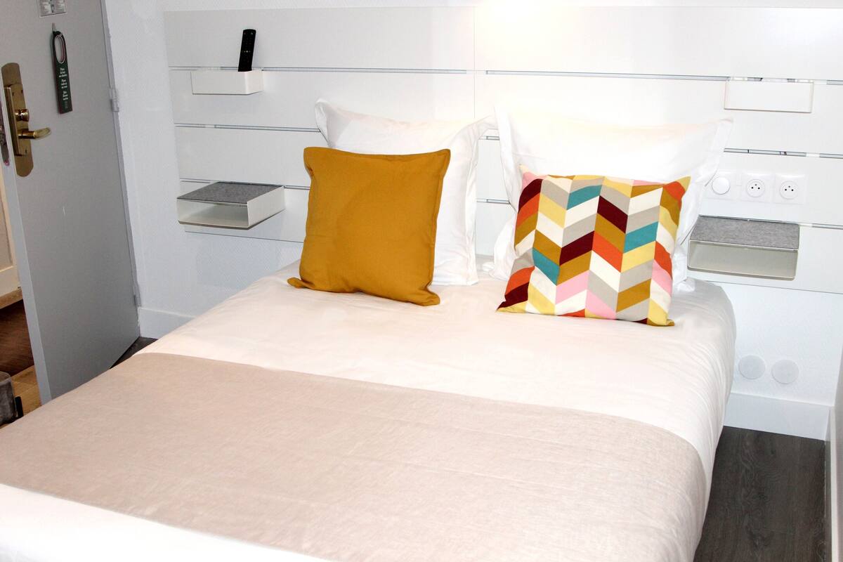 Desk, soundproofing, iron/ironing board (on request), free WiFi