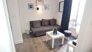 Superior Quadruple Room | View from room - Hotel le 23 (Clichy)
