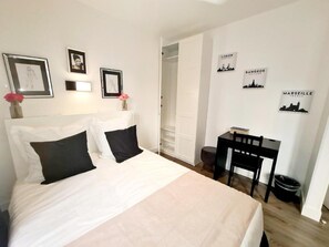 Superior Quadruple Room | Individually decorated, individually furnished, desk, soundproofing - Hotel le 23 (Clichy)