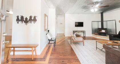 The perfect Lake Eufaula Cove location. Welcome to the Ranch House!