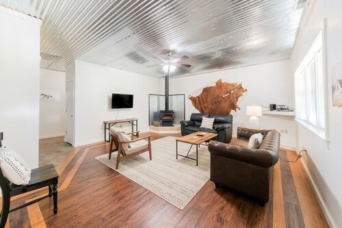 The perfect Lake Eufaula Cove location. Welcome to the Ranch House!