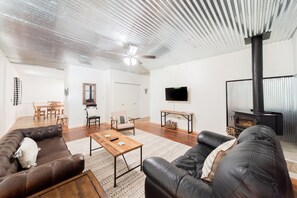 Smart TV, fireplace - The perfect Lake Eufaula Cove location. Welcome to the Ranch House! (Eufaula)