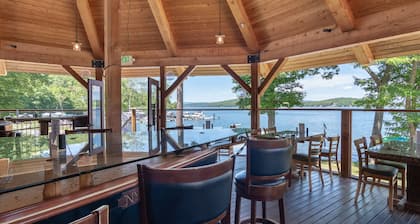 🌟 Unique Houseboat Experience on Lake Winnipesaukee - Dockside! 🚤🌊