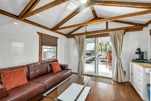 Smart TV - 🌟 Unique Houseboat Experience on Lake Winnipesaukee - Dockside! 🚤🌊 (Laconia)