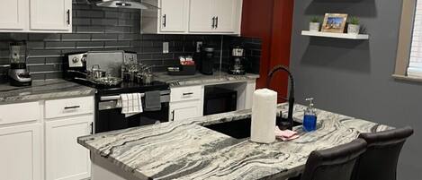 KĂŒhlschrank, Mikrowelle, Ofen, Herdplatte