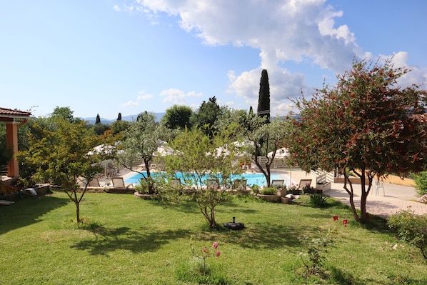 Una piscina al aire libre