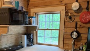 Kaffetrakter/tekoker, kjøleskap, mikrobølgeovn og kjøkkenutstyr