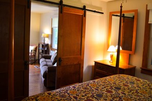 3 室のベッドルーム、デスク、アイロン / アイロン台、旅行用ベビーベッド