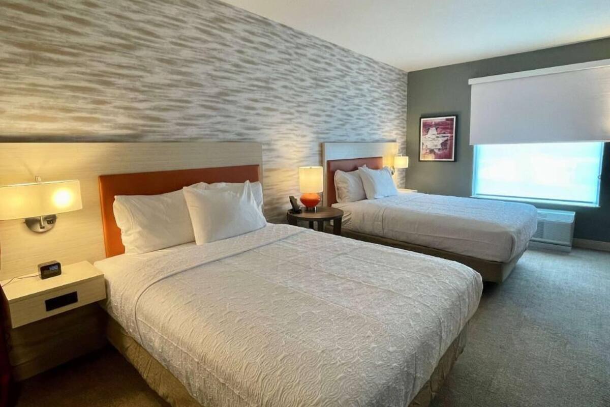 เครื่องนอนระดับพรีเมียม, เตียง Tempur-Pedic, โต๊ะทำงาน