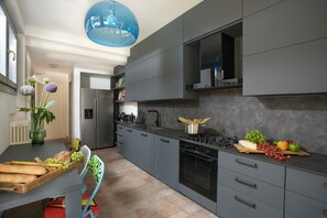 Kühlschrank, Mikrowelle, Ofen, Geschirrspüler