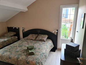 3 bedrooms, desk, iron/ironing board, free WiFi