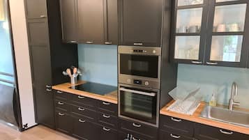 Frigorífico, microondas, horno y placa de cocina