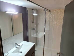 Chuveiro/banheira combinados, secador de cabelo, toalhas de banho 