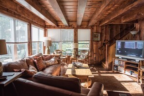 Smart TV, fireplace, DVD player, table tennis