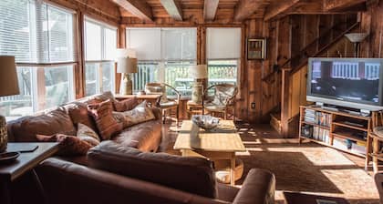 Charming Cabin with Lake Membership Walkable to Town