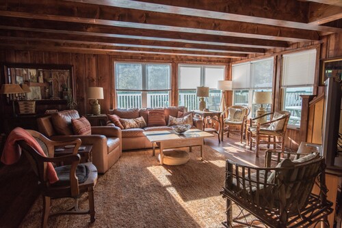 Charming Cabin with Lake Membership Walkable to Town