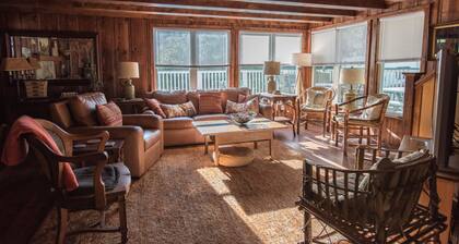 Charming Cabin with Lake Membership Walkable to Town