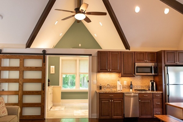 Coffee/tea maker, fridge, microwave, stovetop