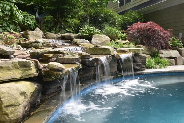 Utendørsbasseng og et oppvarmet basseng