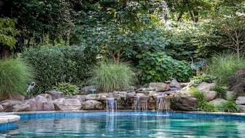 Piscina all'aperto, una piscina riscaldata