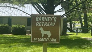 Señal para Barney's Retreat en el número 14 de la calle Lorelei.