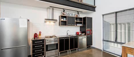 Refrigerador, microondas, horno, placa de cocina