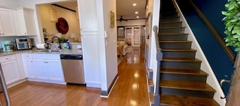 West End Townhouse steps from Main St & Falls Park, Shopping, Dining, Stadium