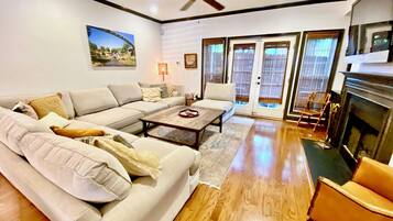 Smart TV, chimenea, libros, impresora