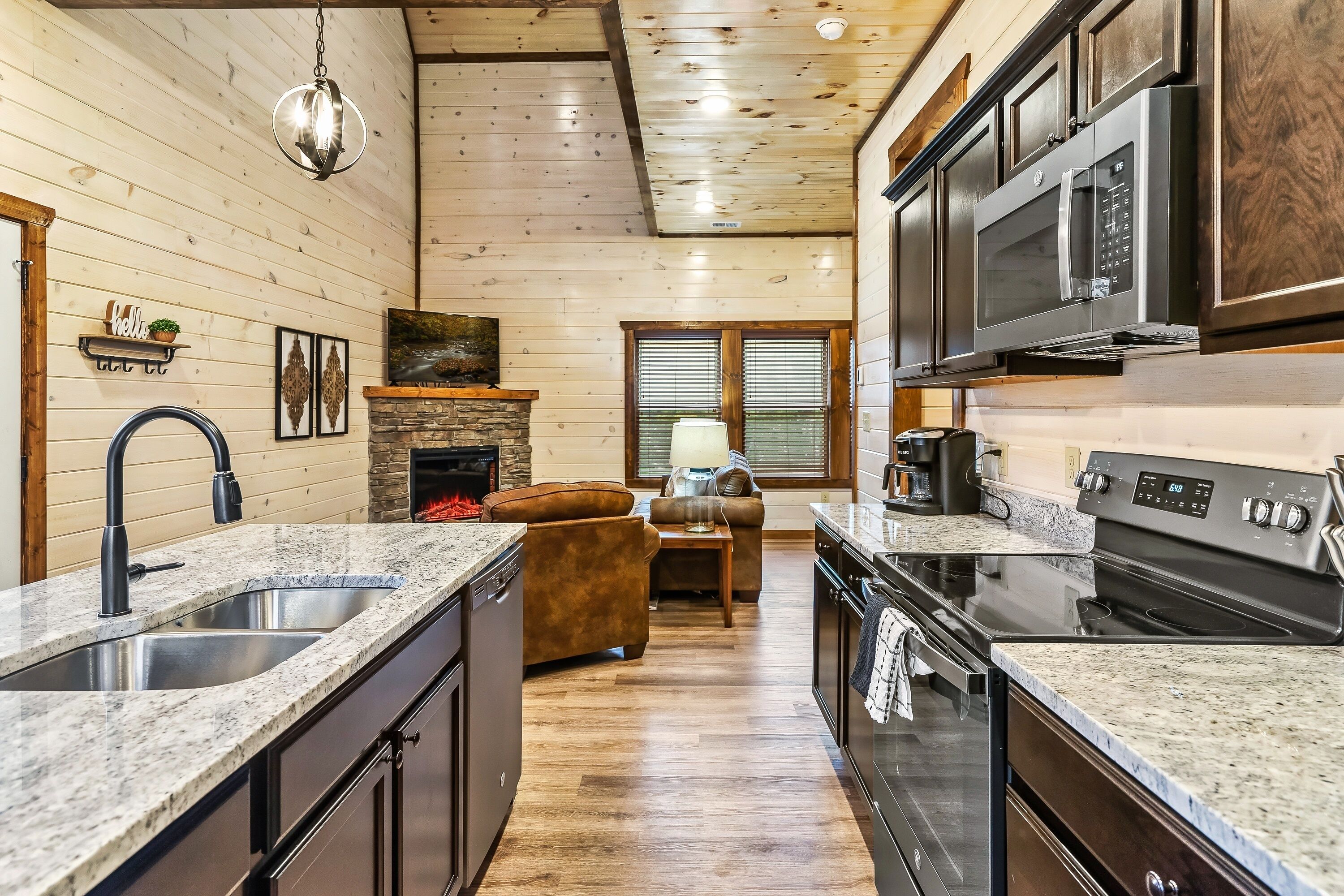 Kylskåp, mikrovågsugn, ugn och spishäll