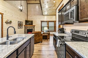 冷蔵庫、電子レンジ、オーブン、コンロ