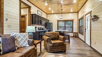 Smart TV, chimenea, reproductor de DVD y futbolito