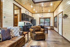 スマートテレビ、暖炉、DVD プレーヤー、テーブルサッカー台