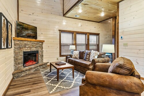 Modern Cabin Great Location Hot Tub Movie Room 