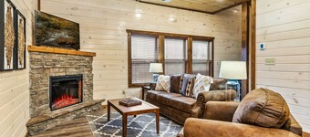 Modern Cabin Great Location Hot Tub Movie Room 