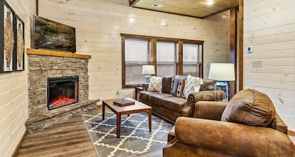 Modern Cabin Great Location Hot Tub Movie Room