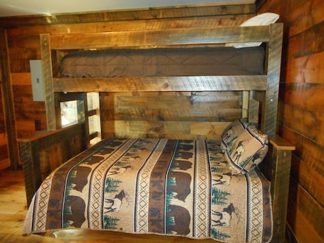 2 bedrooms, WiFi, bed sheets. Post and beam cabin with bunk beds