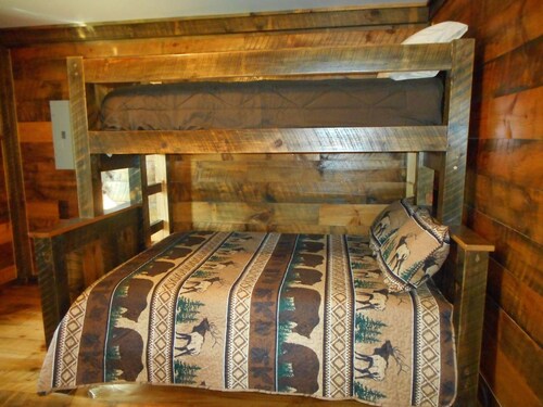 Post and beam cabin with bunk beds