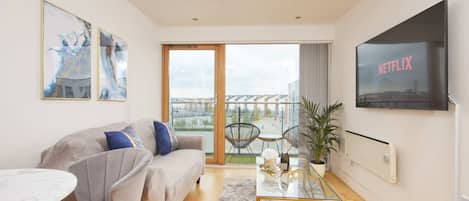 Deluxe Apartment, Private Bathroom | Interior