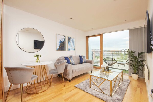 Apartamento luxo, banheiro privativo | Comodidades do quarto