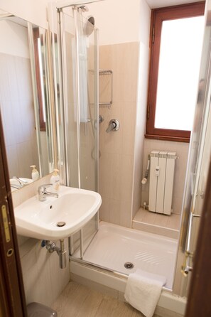 Dusche, Haartrockner, Bidet, Handtücher